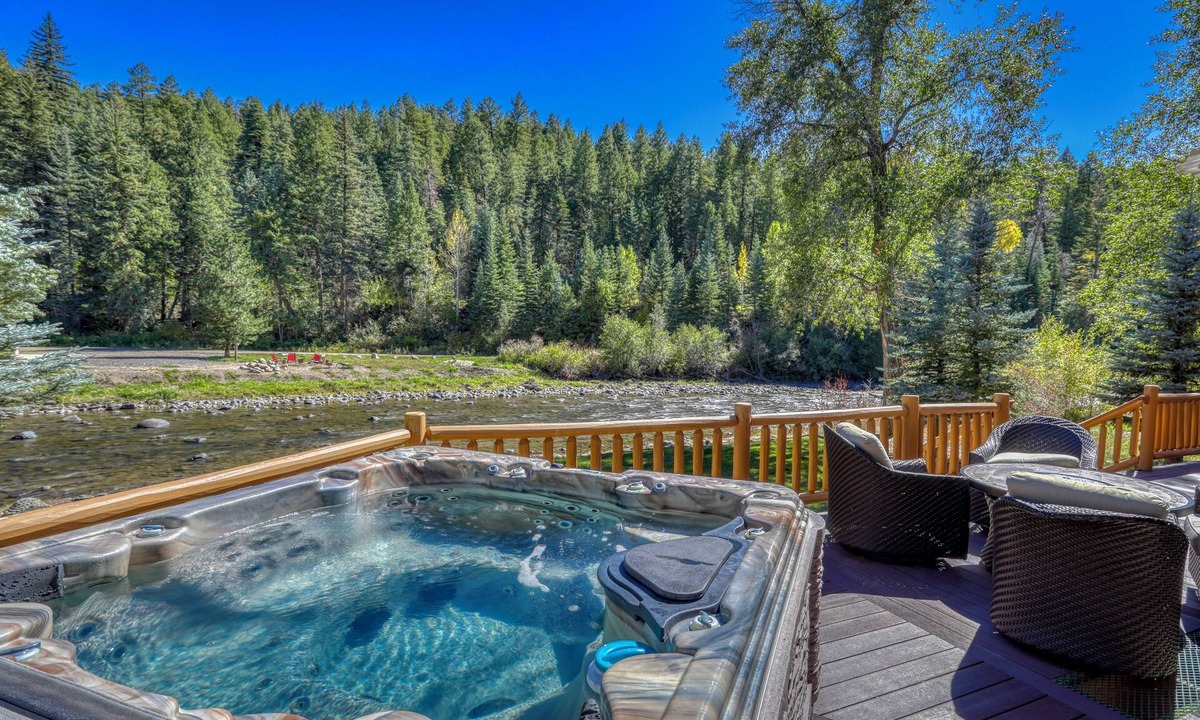 San Juan River Village House | River Front Home with Hot Tub & AC