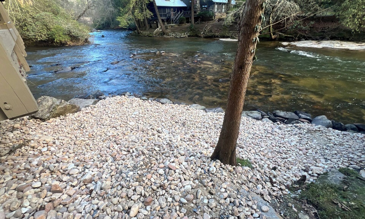 Ellijay Cottage | River front,hot tub,outdoor shower,bunk room,ROCK BEACH!