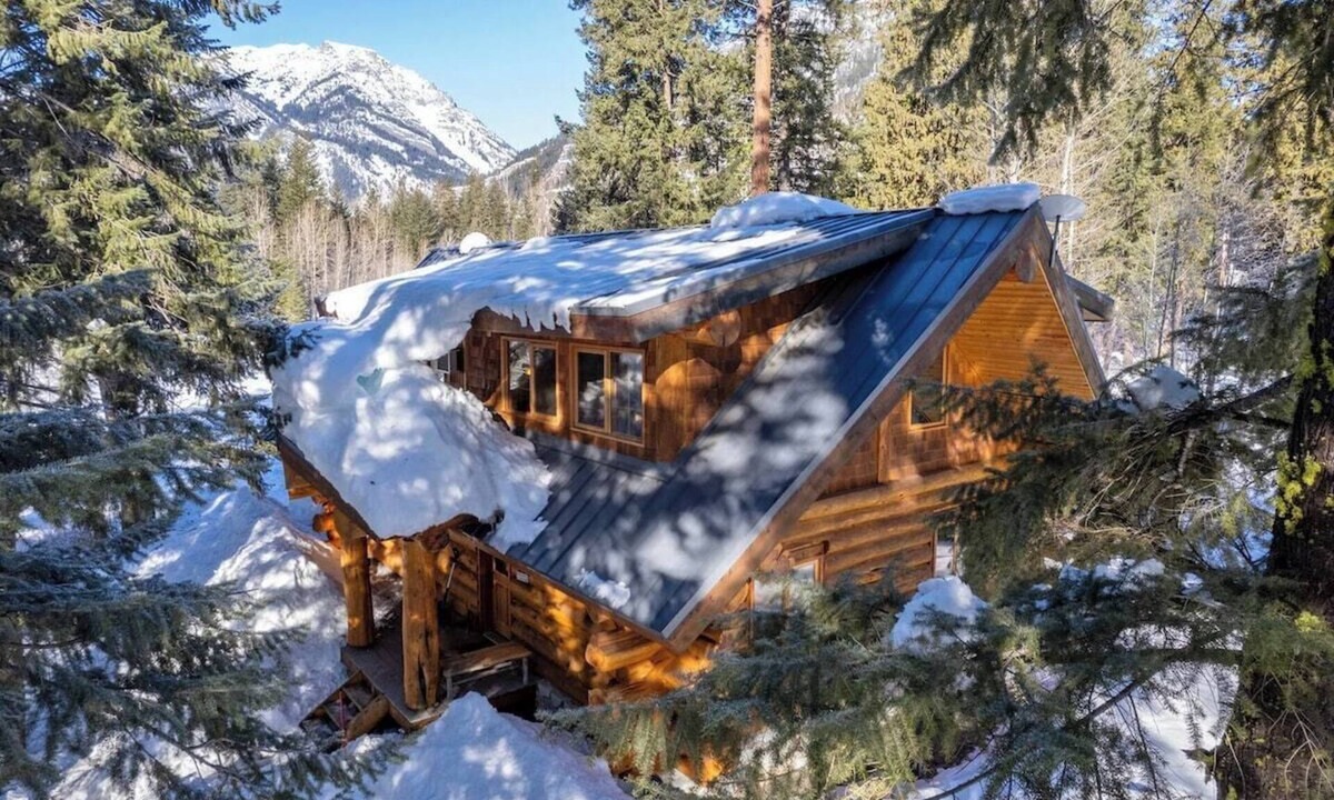 Mazama Cabin | River Front | Mountain Ski Cabin