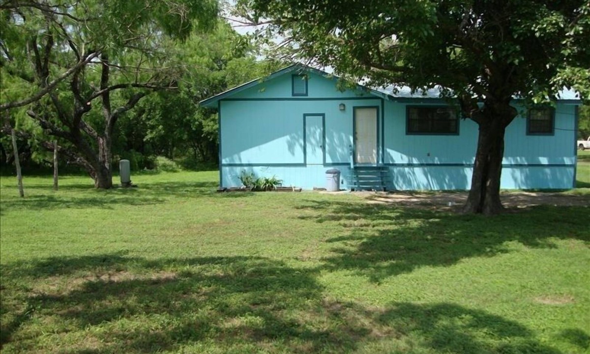 Southside Cabin | River Frontage Cottage is located on 115 Acres