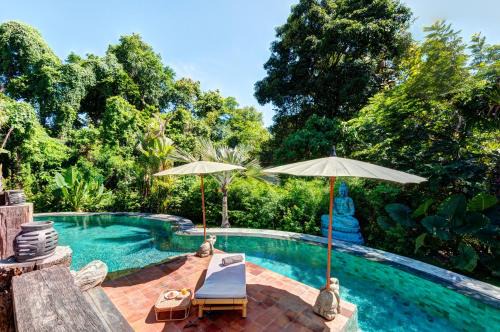 Umalas Villa | River Garden, Luxury Joglo Villa, 6 Travelers