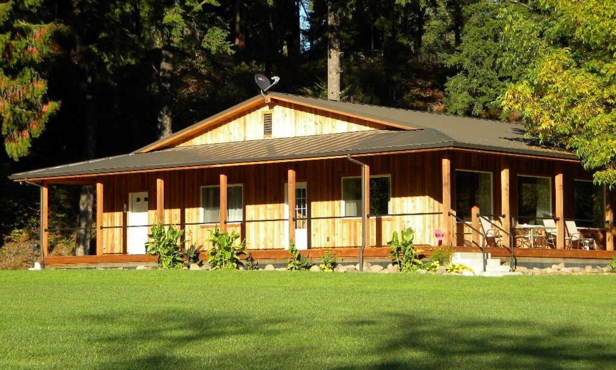 Douglas County House | RIVER GETAWAY IN THE CASCADES