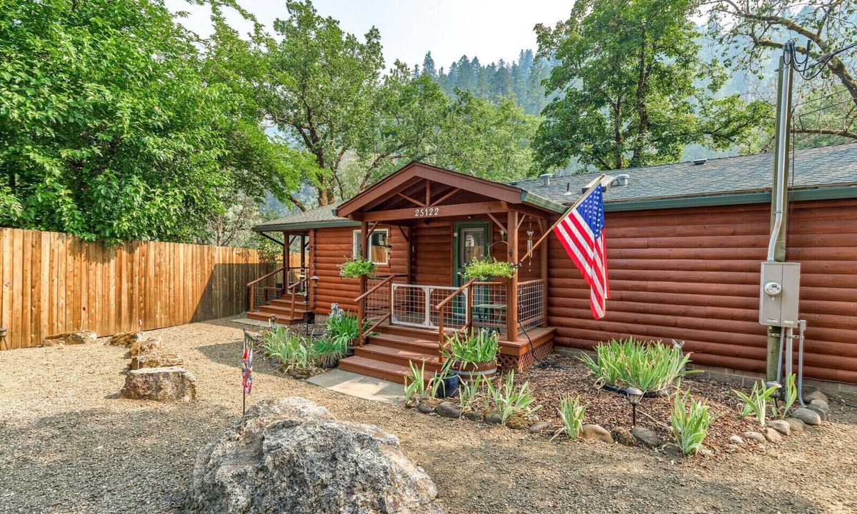 Trail House | 'RIVER HAVEN' is a serene riverside cabin on the Rogue River