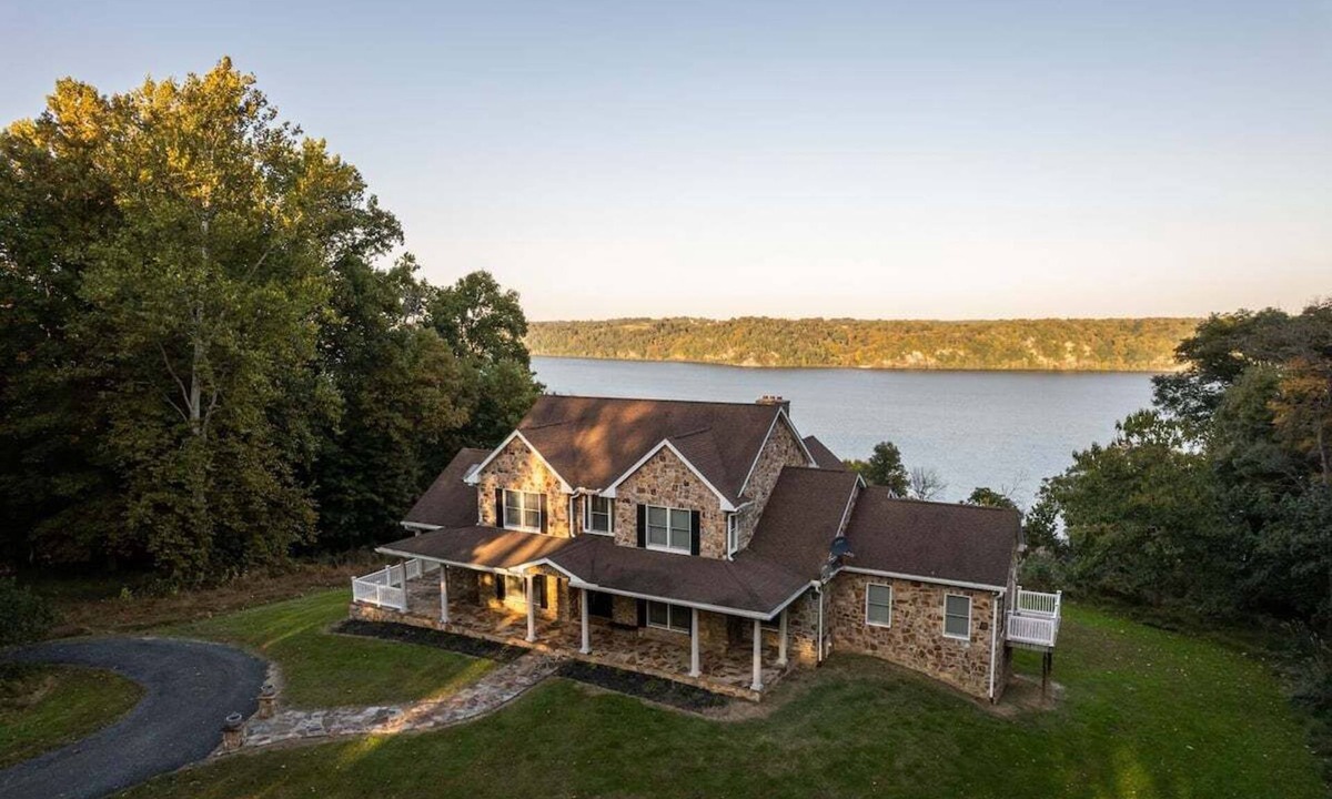 Cardiff House | River Haven with Hot Tub | 4 Bed, 3.5 Bath