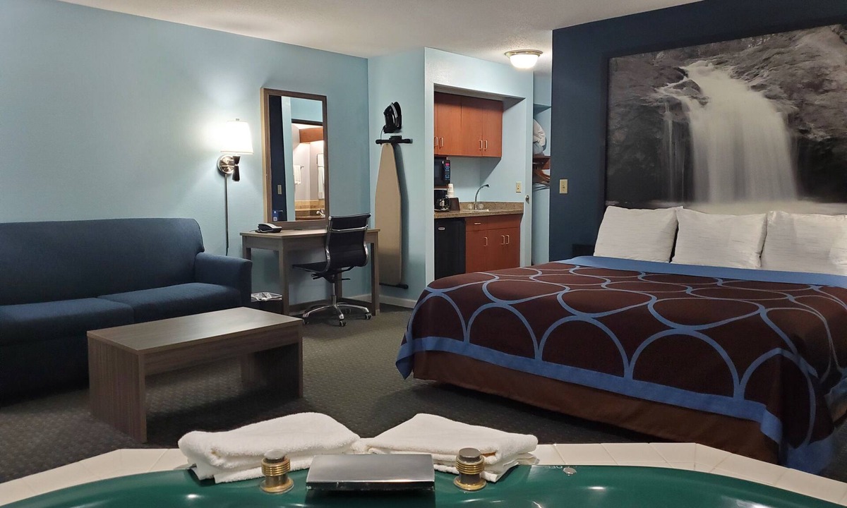 Hudson Hotel | River Hill Inn & Suites