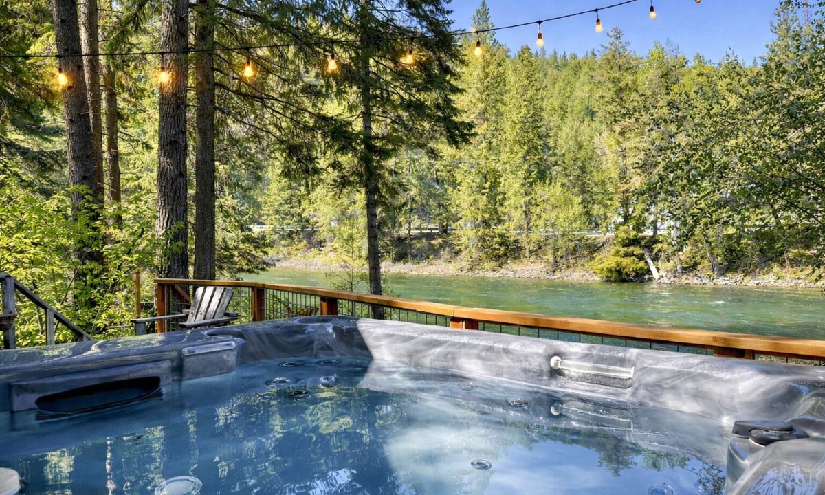 Leavenworth Cabin | River | Hot Tub | Firepit & BBQ | Dogs | Deck