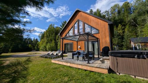 Saint Come Ski Chalet | River Lodge Chalet - Private - SPA - AC - Pet Friendly