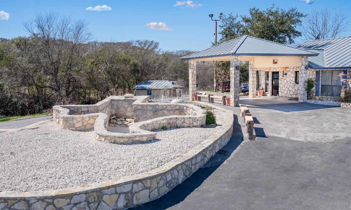 Bandera Hotel | River Oak Inn