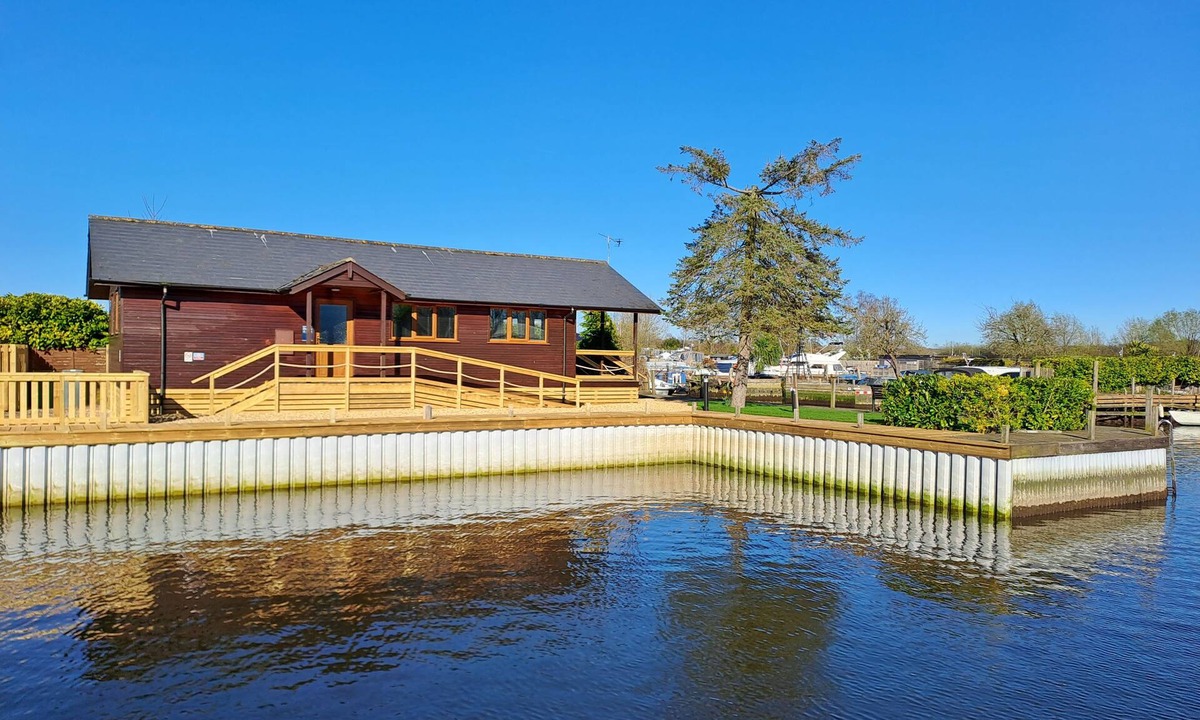 Brundall Cabin | River Rest - sleeps 4 guests in 2 bedrooms