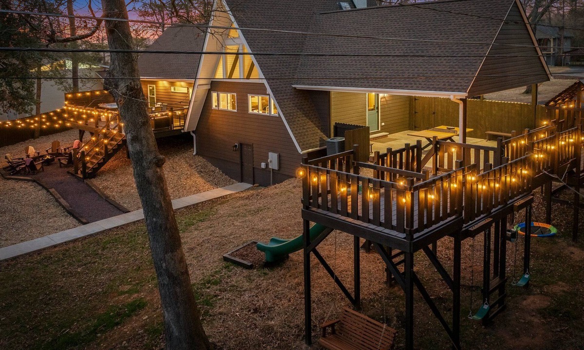 Mount Airy House | River Retreat: A-Frame, Hot Tub, Fire Pit, Ping Pong, Fenced Yard, Playset