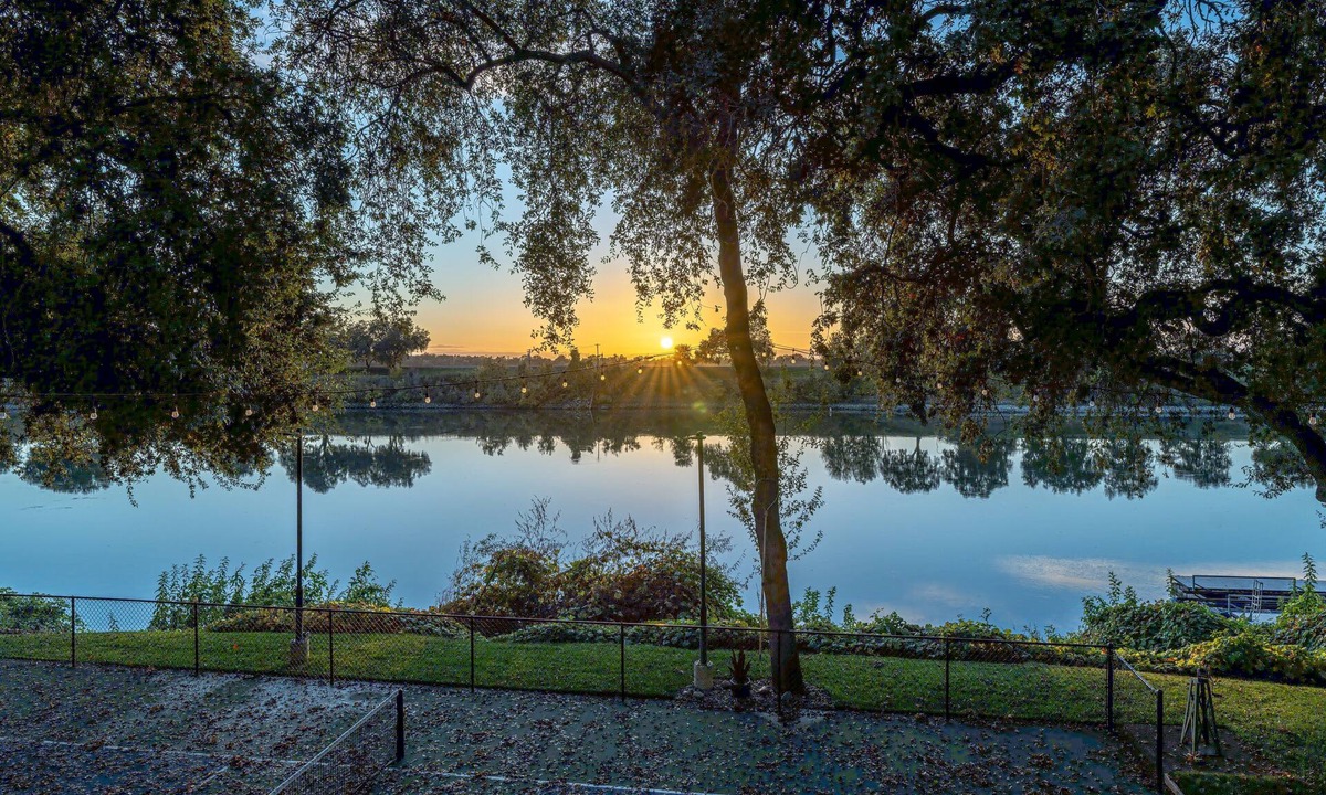Pleasant Grove House | River Retreat w/Boat Dock + Pickleball Court!