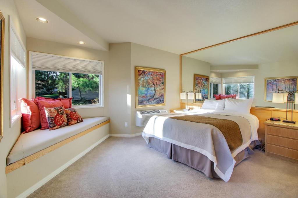 Century West House | River Ridge 313B - Meredith Lodging