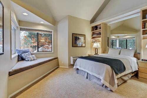 Century West House | River Ridge 429B - Meredith Lodging