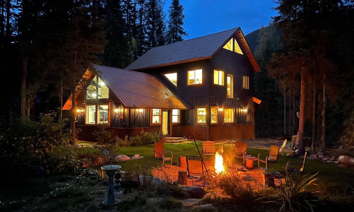 Essex House | River Run Lodge - Your Tranquil Retreat 20 minutes from Glacier National Park
