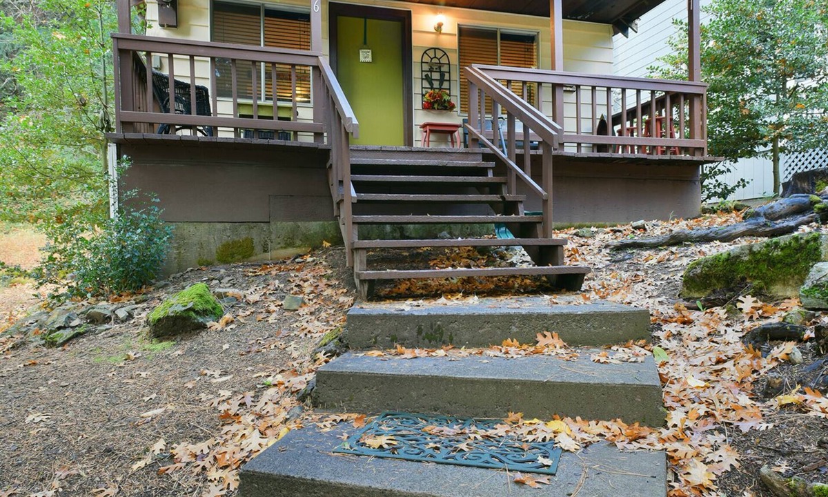 Dunsmuir Cabin | River Run, Near Mossbra Falls & River access.