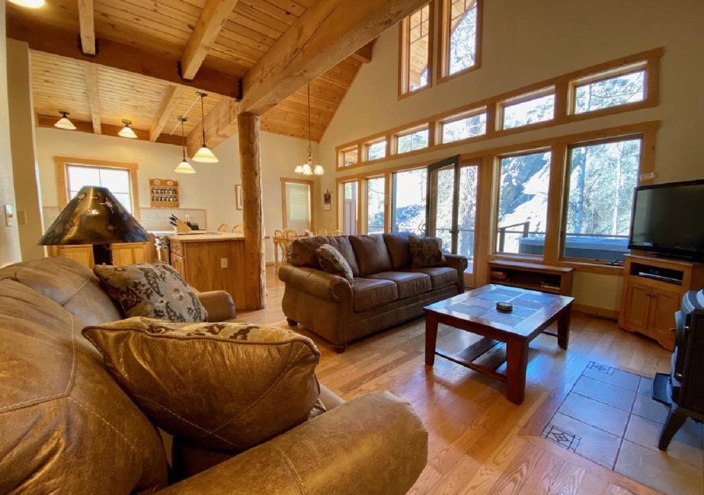 Winthrop Hotel | River's Edge Resort