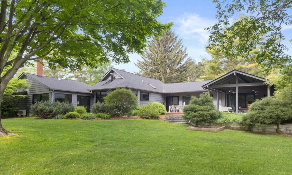 Leland House | River's Edge Summary: