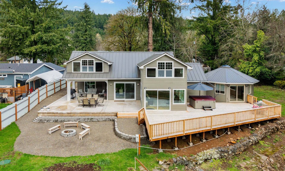Leaburg House | River's Rest: 3BR, waterfront views, hot tub, grill, fire pit!