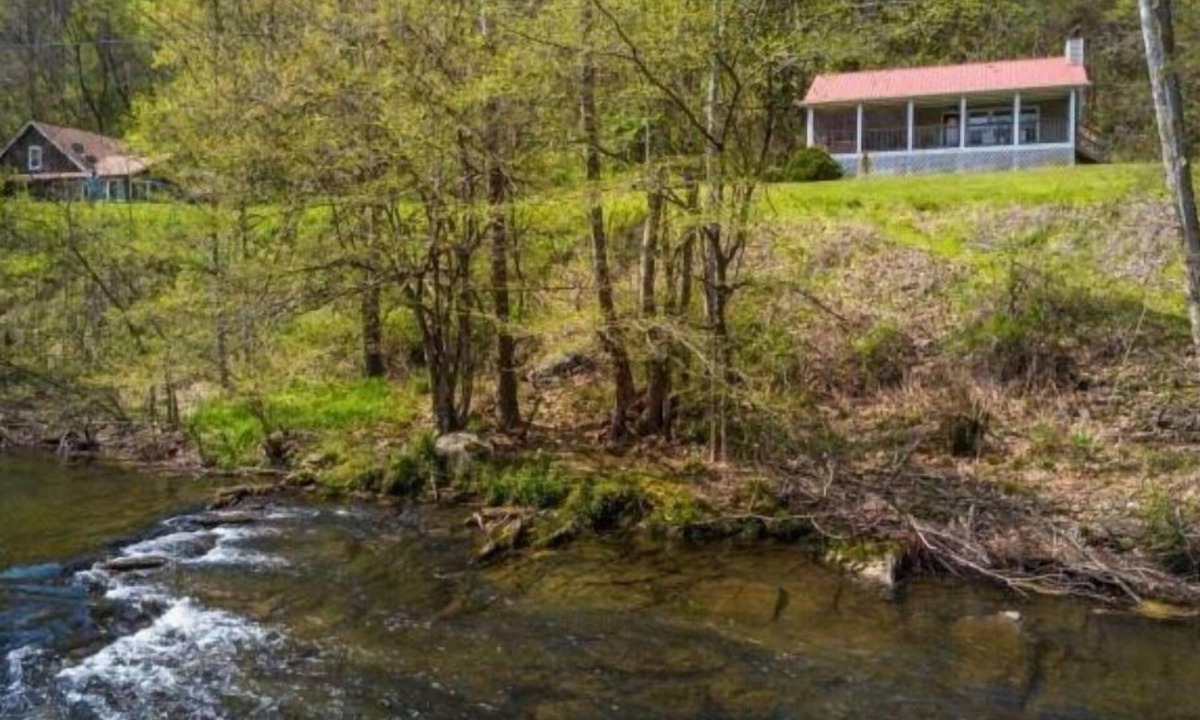Sevierville Ski Chalet | River Song, Near River, Hot Tub, Foosball, WIFI $560 FREE tickets each paid day!