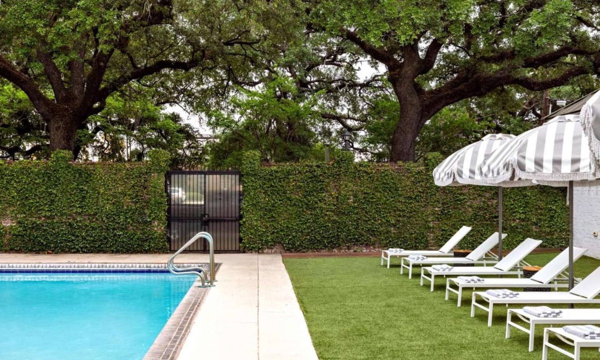 Historic District - North Hotel | River Street Steps Away | Dining. Free Bikes. Pool