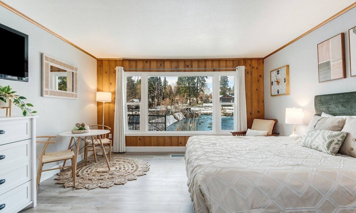 Bend Cottage | River Studio for Two with Pool and Hot Tub Access!