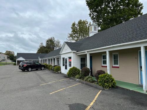 West Hatfield Hotel | River Valley Inn