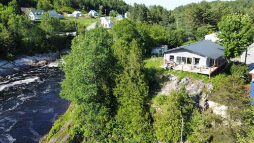 Mauricie Ski Chalet | River View - Chalet des Chutes