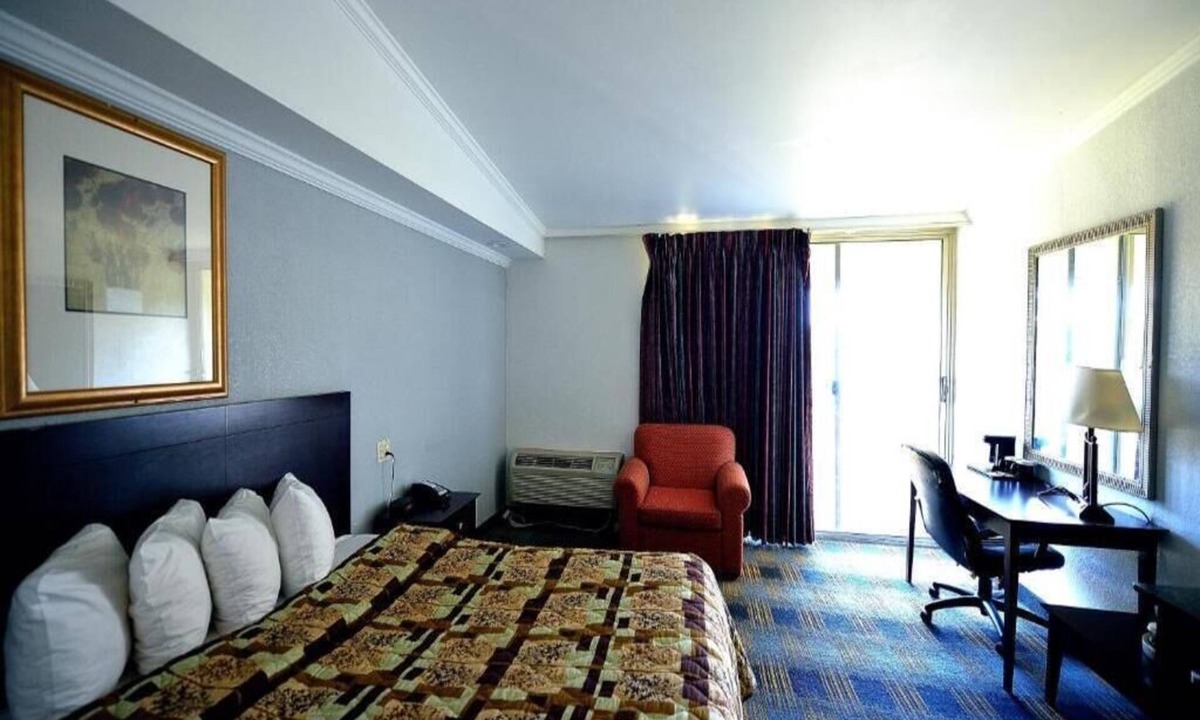 Somerset Hotel | River-view, 1 King Bed with Balcony