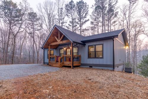Ellijay House | River View Getaway by 2DC