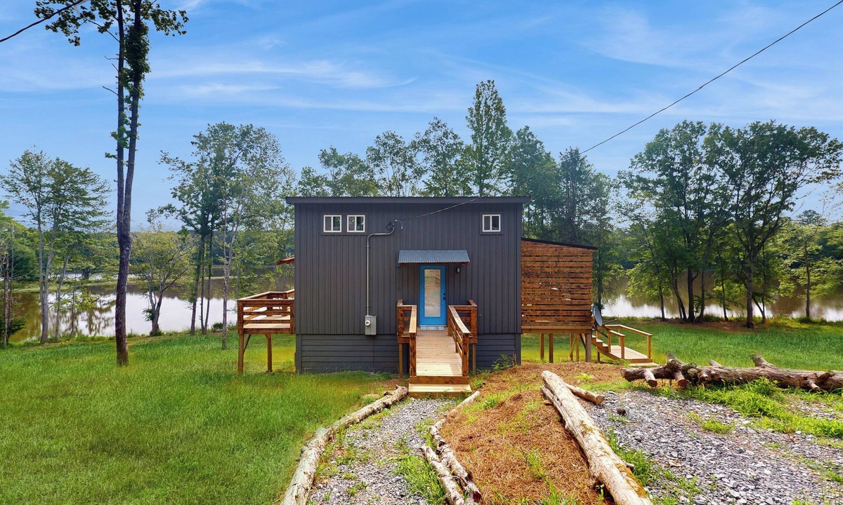 Cedar Bluff House | River-View Home w/Fire Pit & Grill!