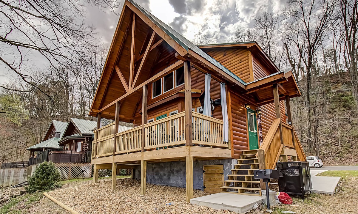 Pigeon Forge Cabin | River View | Pigeon Forge | Arcade | Hot Tub | WiFi | Fireplace
