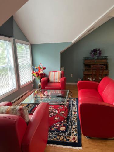 Quaker Hill House | River view private light house