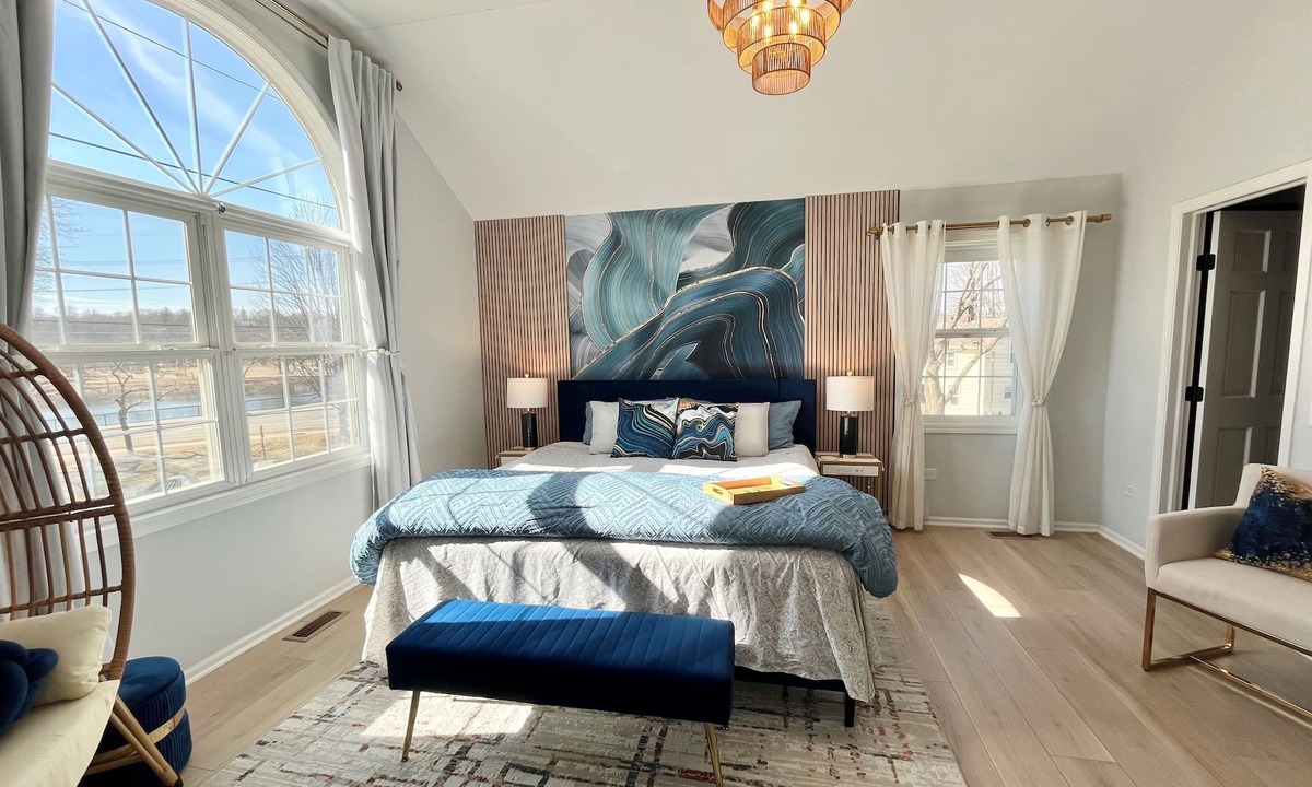 St. Charles House | River View, walk to town, stylish, Spacious
