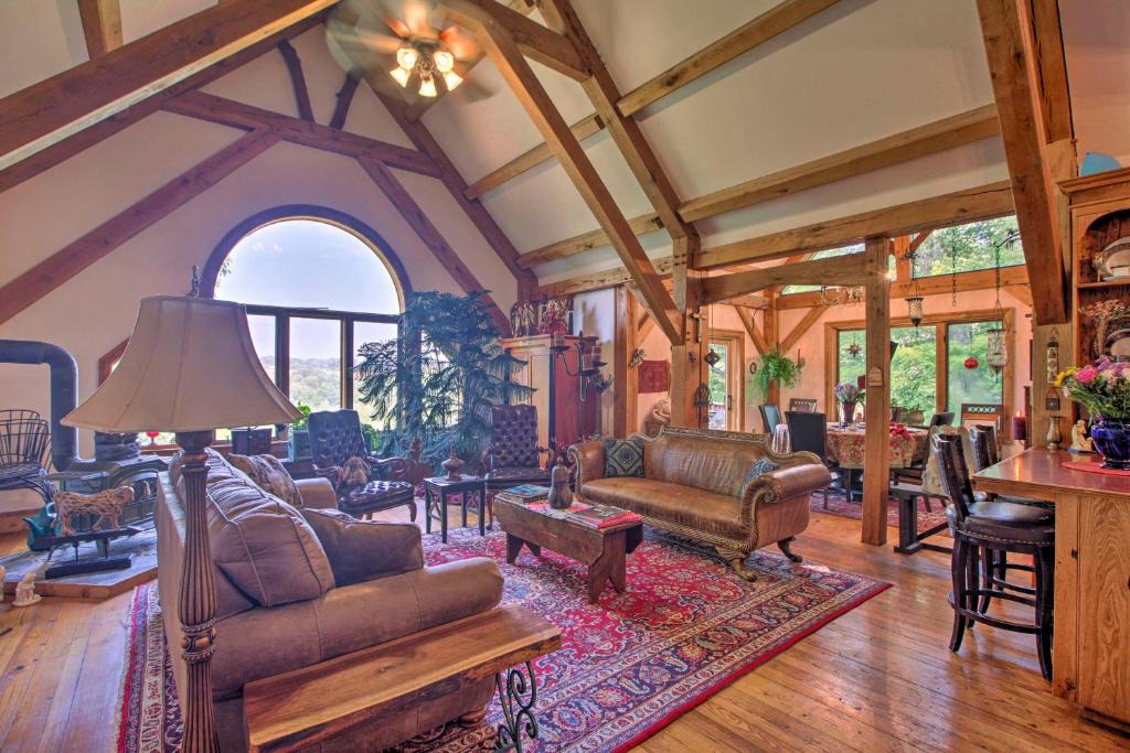 Scottsville Apartment | River Views and Deck Peaceful Virginia Retreat