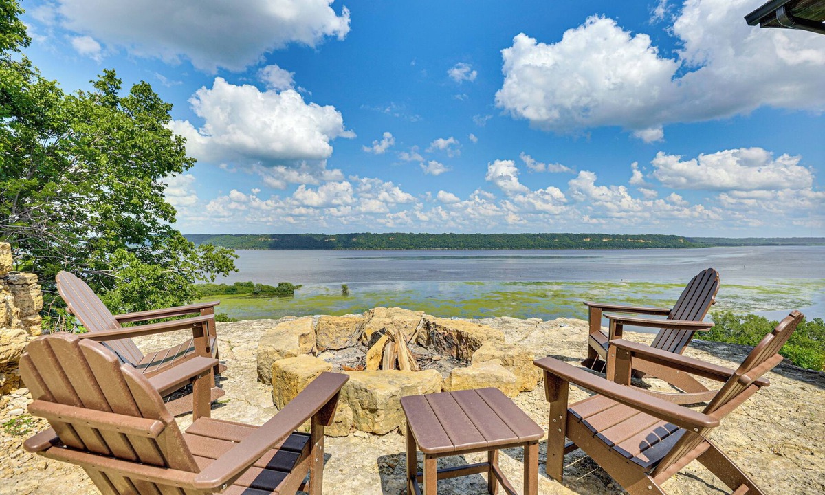 Peru House | River Views + Wraparound Deck: Dubuque Getaway