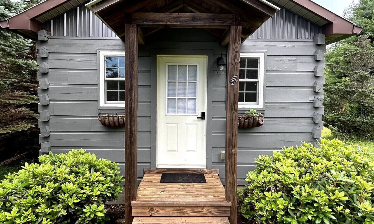 Vesta Cabin | River Walk Cabins: Fishing Cabin