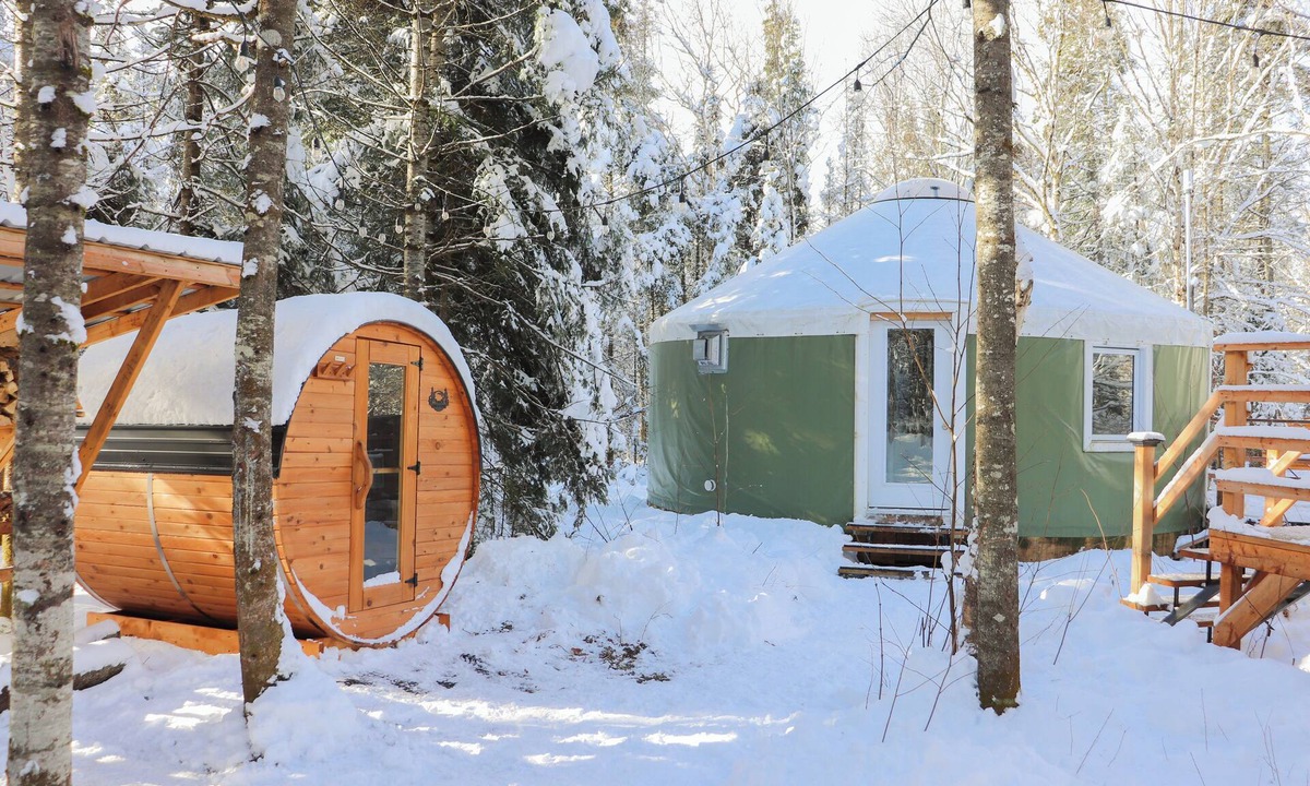 Sainte Rose du Nord Ski Chalet | River/Wooden Hottub Yurt in Nature