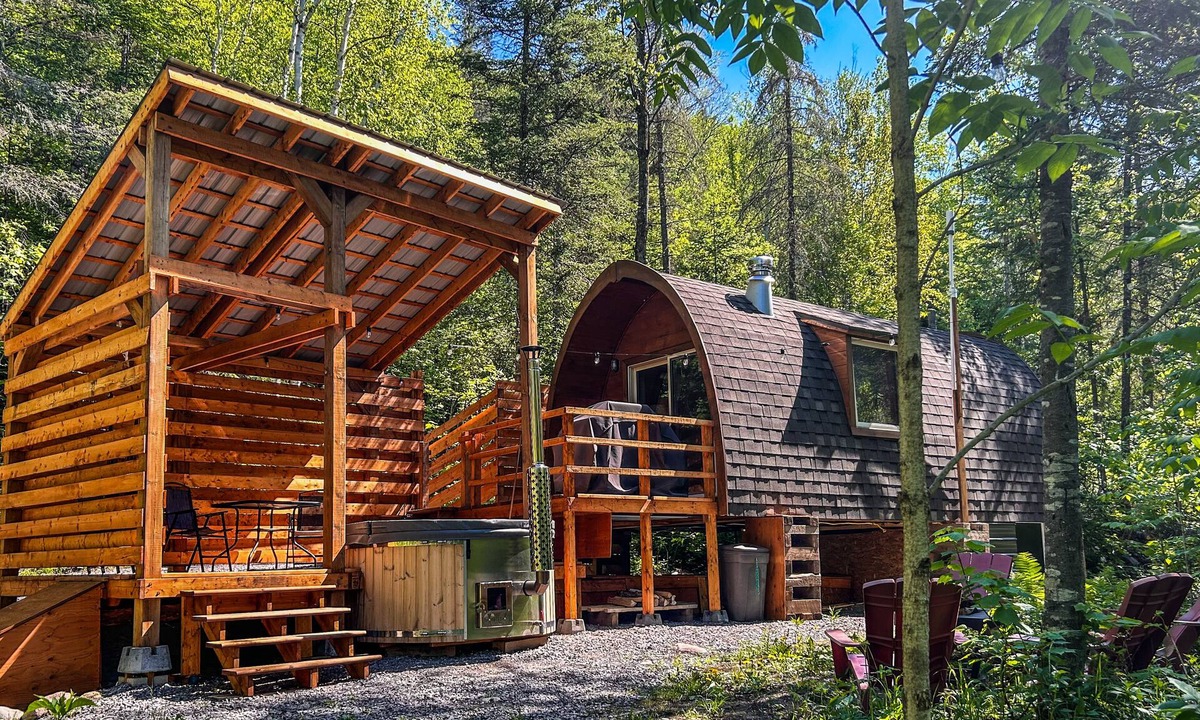 Sainte Rose du Nord Cabin | River/wooden hottub Hobbit's cabin in the wood!