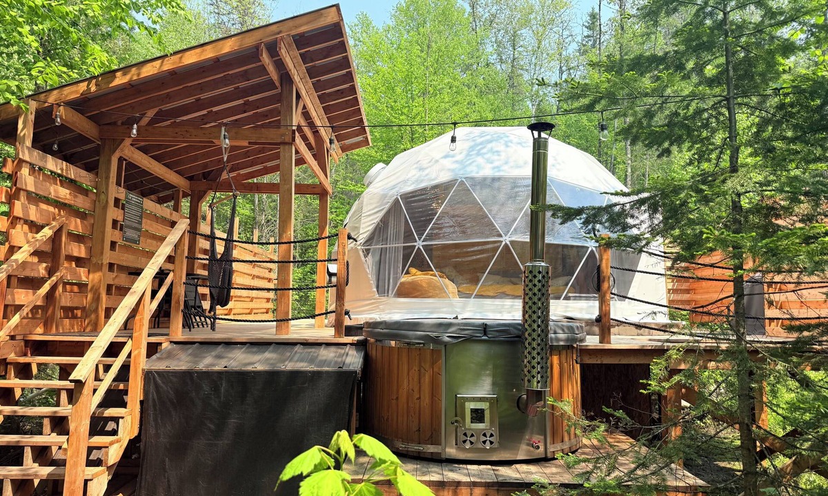 Sainte Rose du Nord Ski Chalet | River/Wooden Hottub Dome in Nature