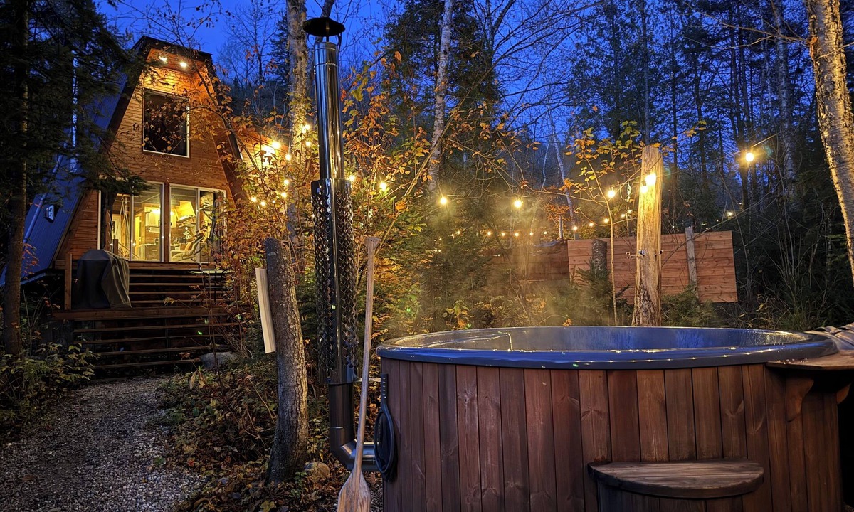Sainte Rose du Nord Cabin | River/Wooden hottub Luxurious Shack in the forest