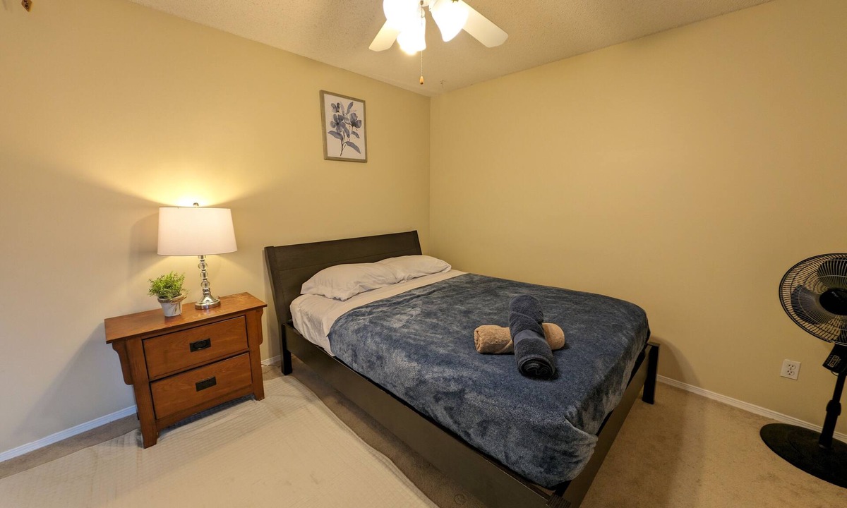 Southeast Calgary House | Riverbend Abode 5m to Fish Creek + W/D-BathTub