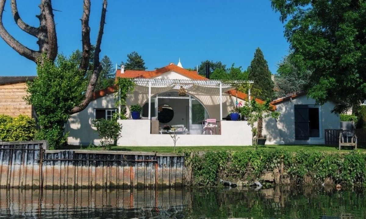 Sainte-Gemme-Moronval House | Riverfront house