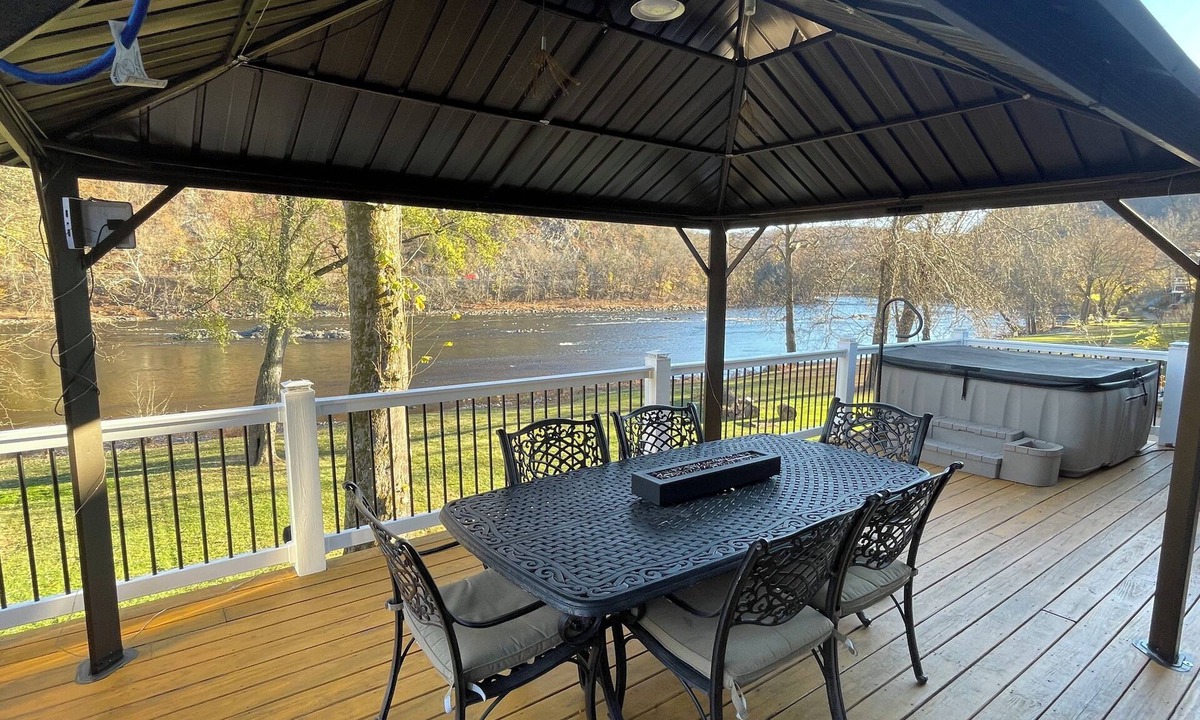Martins Creek House | Riverfront 3-bedroom house