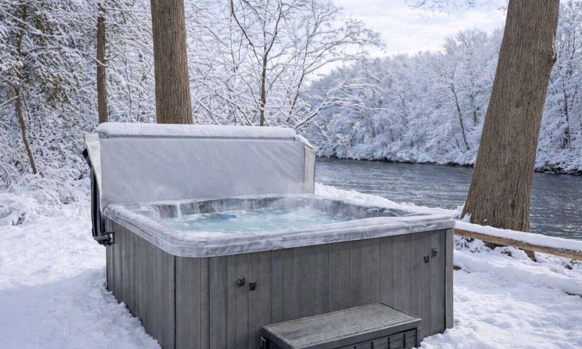 Mount Marion House | Riverfront 4BR | Winter Views & Hot Tub