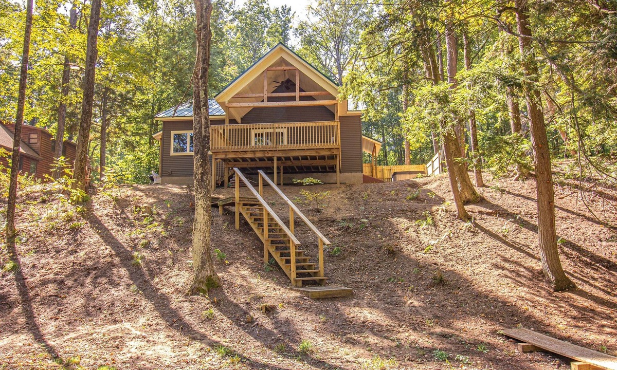 Paris House | Riverfront Blufftop Escape | Hot Tub, Deck, Fireplace, Kayaks, Tubes & Firepit