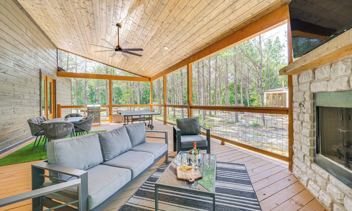 Broken Bow Cottage | Riverfront Broken Bow Cabin w/Private Hot Tub!