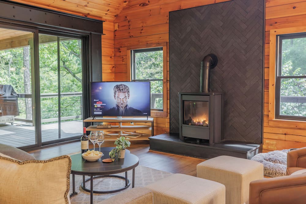 Cherry Log Cabin | Riverfront Cabin, Game Room, Hot Tub, Fire Pit! Only 10 mins from Downtown BR!