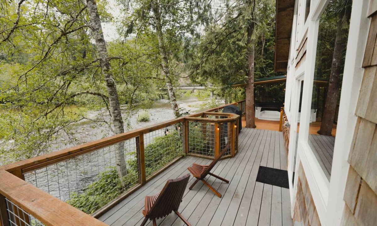 Lewis County Cabin | Riverfront Cabin-Hot Tub-Firepit-BBQ-Tilton River