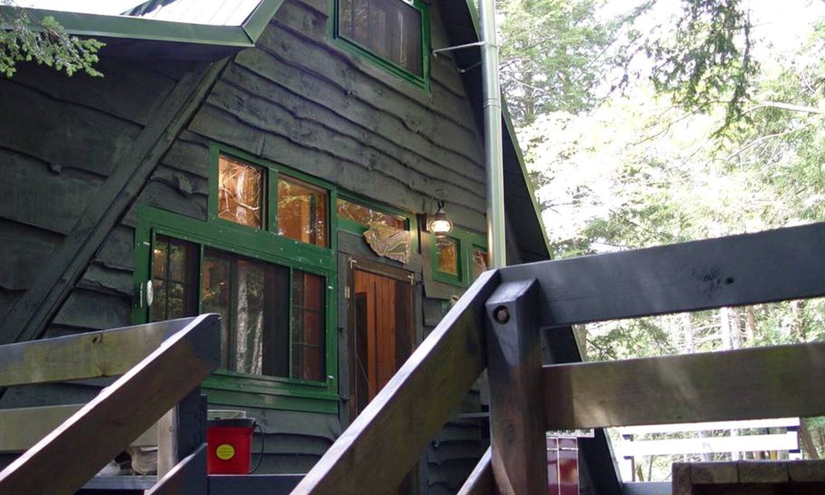 Hopkinton House | Riverfront Cabin Rental with Lovely Screened Porch near Potsdam, New York