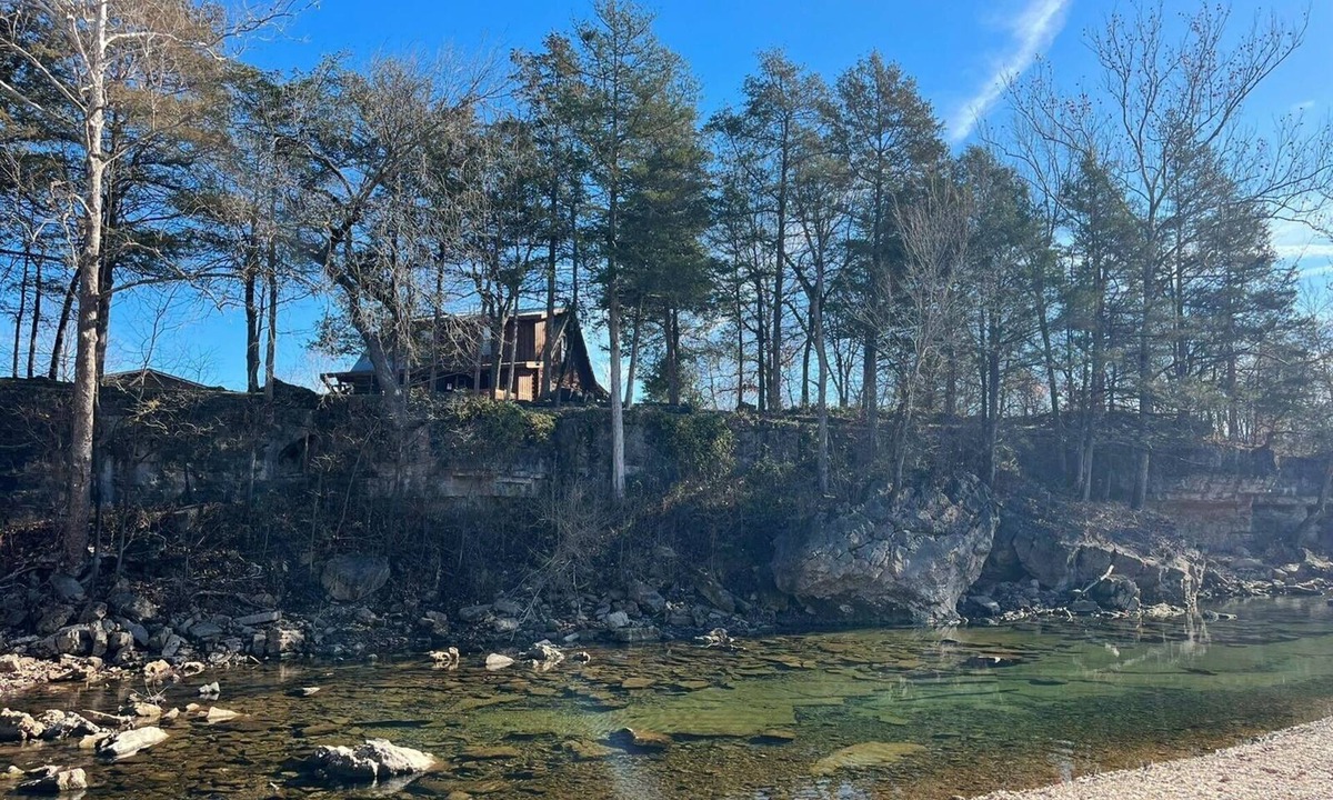 Eagle Rock Cabin | Riverfront Cabin w/Fire Pit - Pet Friendly - Near Table Rock Lake